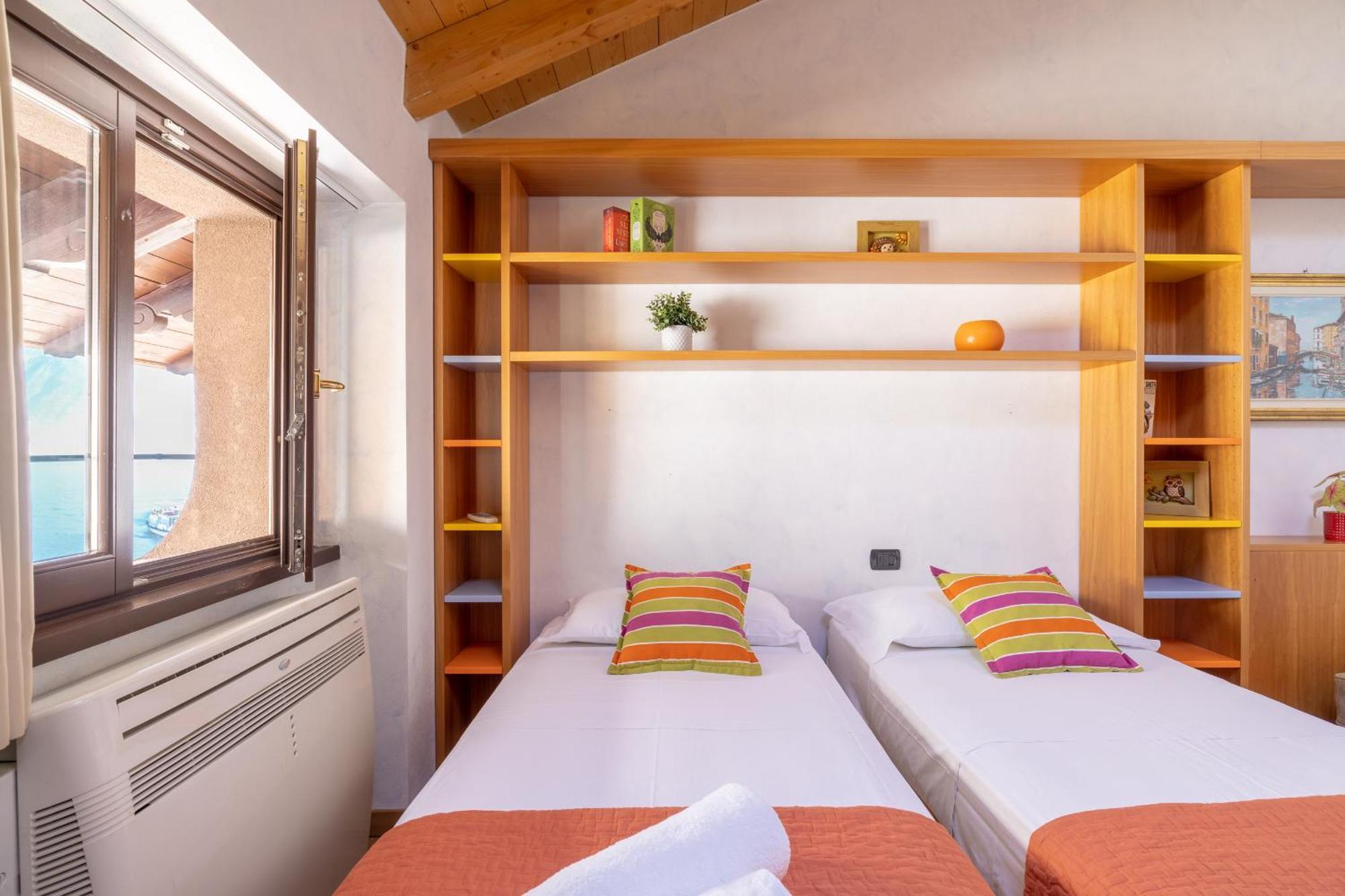 Apartment By The Ferry - Менаджо Екстер'єр фото